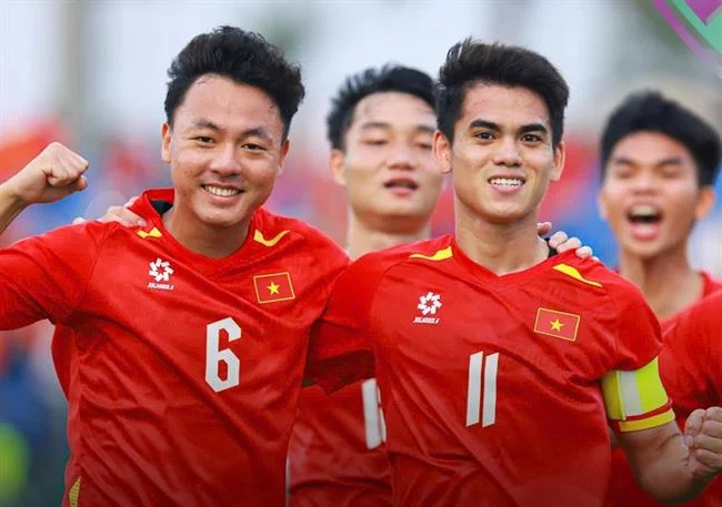 Cầu thủ bóng rổ đang ném bóng trên sân trong trận đấu